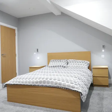 1 Bed Close To Leeds Arena Sleeps Up To 4 People F5 Apartment *