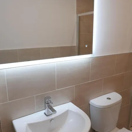 1 Bed Close To Arena Sleeps Up To 4 People F5 * 利兹