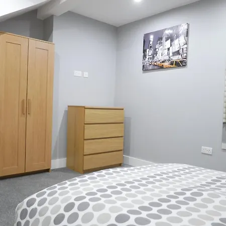 Apartment 1 Bed Close To Leeds Arena Sleeps Up To 4 People F5 *