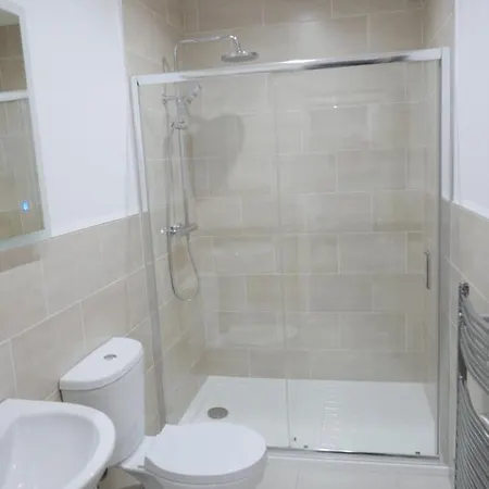 1 Bed Close To Leeds Arena Sleeps Up To 4 People F5 Apartment *
