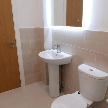 1 Bed Close To Leeds Arena Sleeps Up To 4 People F5 Apartment *